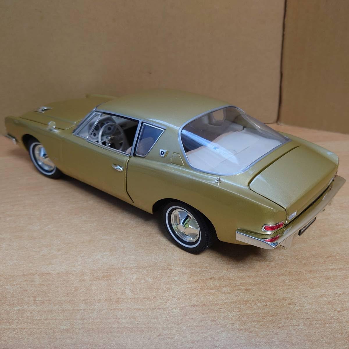 1/18 スチュードベーカー・アヴァンティ 1963 Avanti ゴールド Amazon.co.jp: 1/18 スチュードベーカー・アヴァンティ 1963